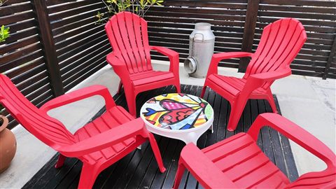 Terraza con sillones rojos